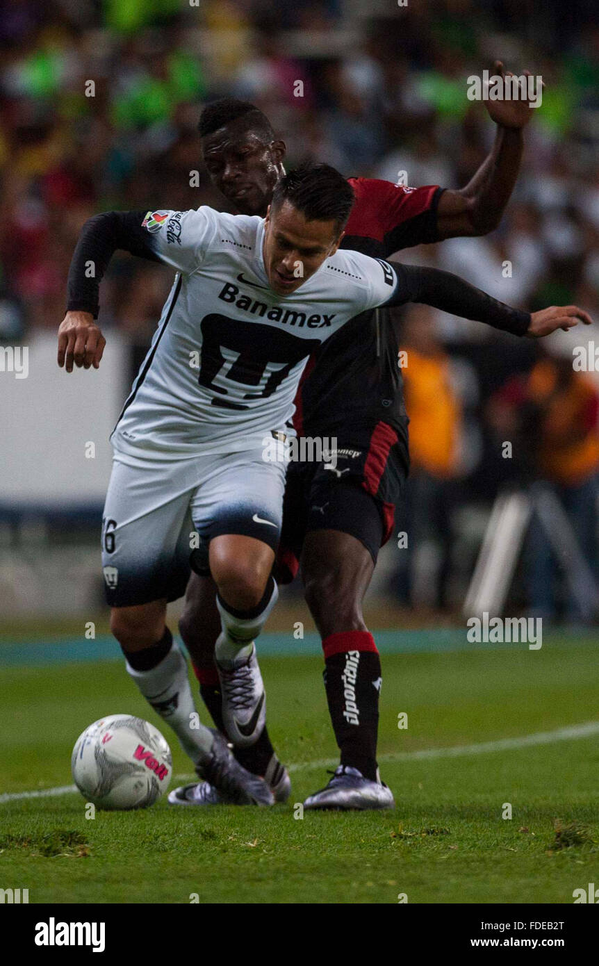 Guadalajara, Mexiko. 30. Januar 2016. Atlas' Francisco Arizala wetteifert (wieder) für den Ball mit Pumas De La UNAM Marcelo Alatorre während des Spiels auf den Tag 4 von schließen 2016 der MX Turnierliga im Stadion in Guadalajara, Jalisco Jalisco, Mexiko, am 30. Januar 2016. © Str/Xinhua/Alamy Live-Nachrichten Stockfoto