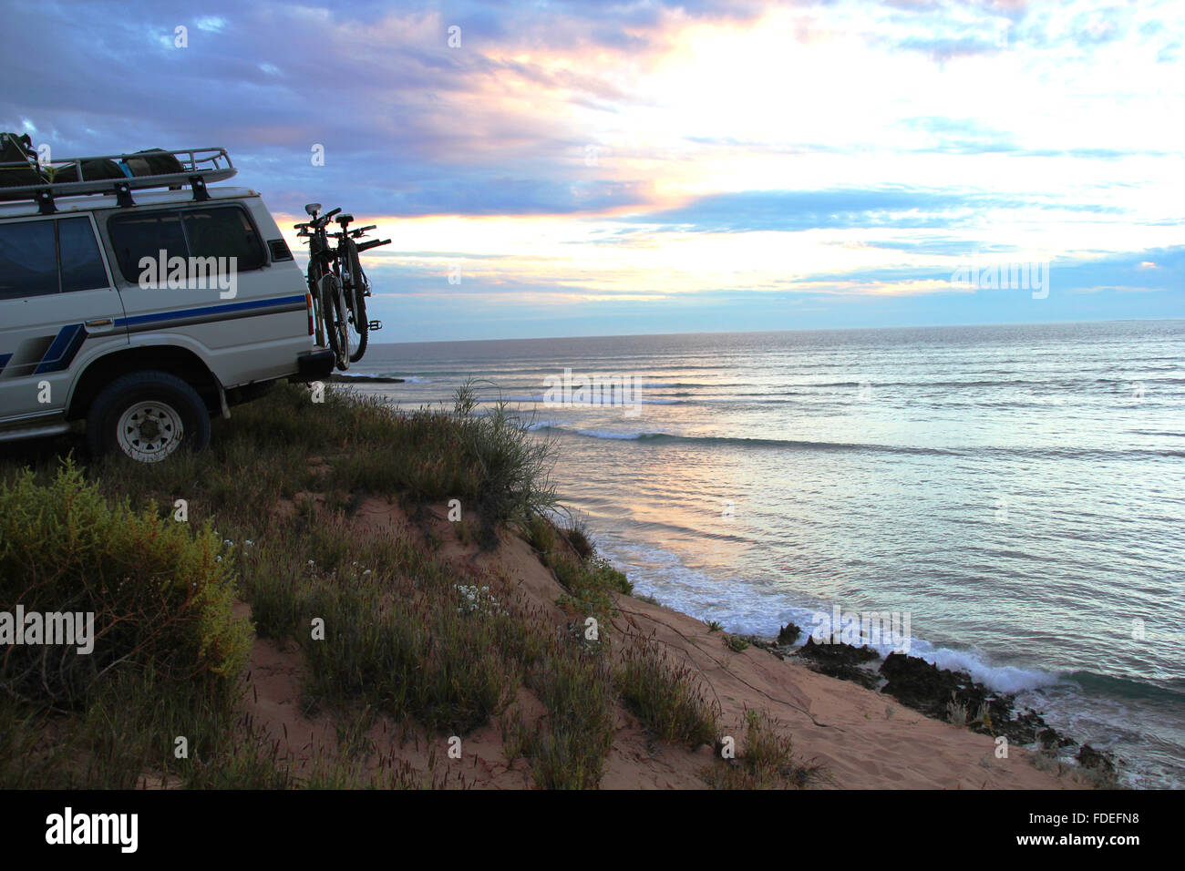 Camping am Strand vor Ort Stockfoto