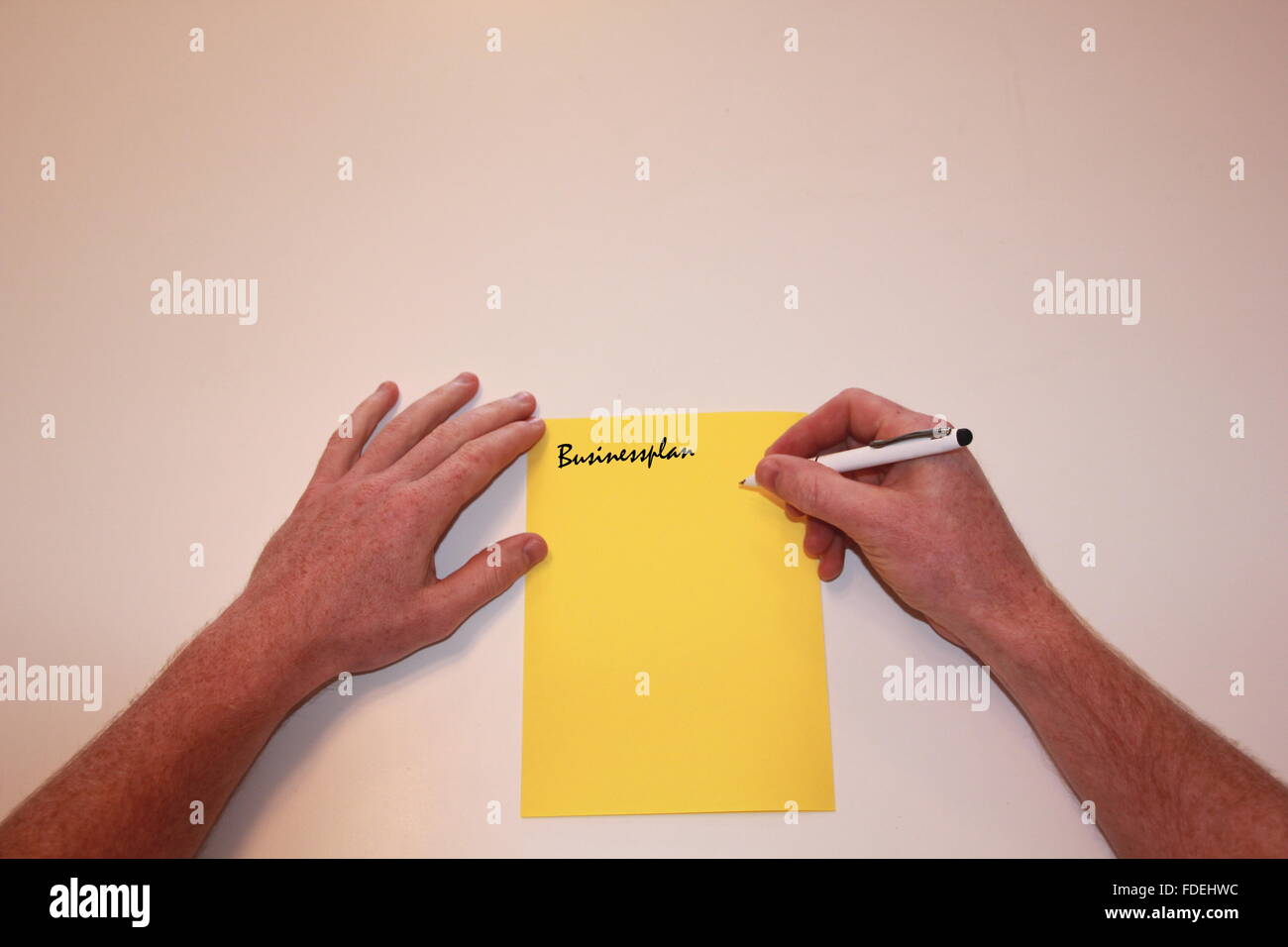 Business-Plan auf gelbes Papier geschrieben Stockfoto