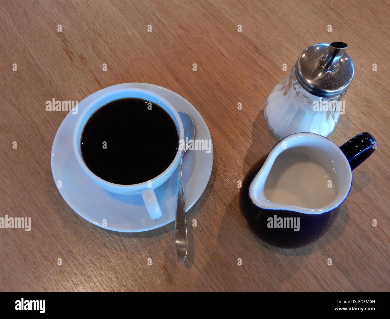 eine Tasse Kaffee mit Milch und Zucker Stockfoto