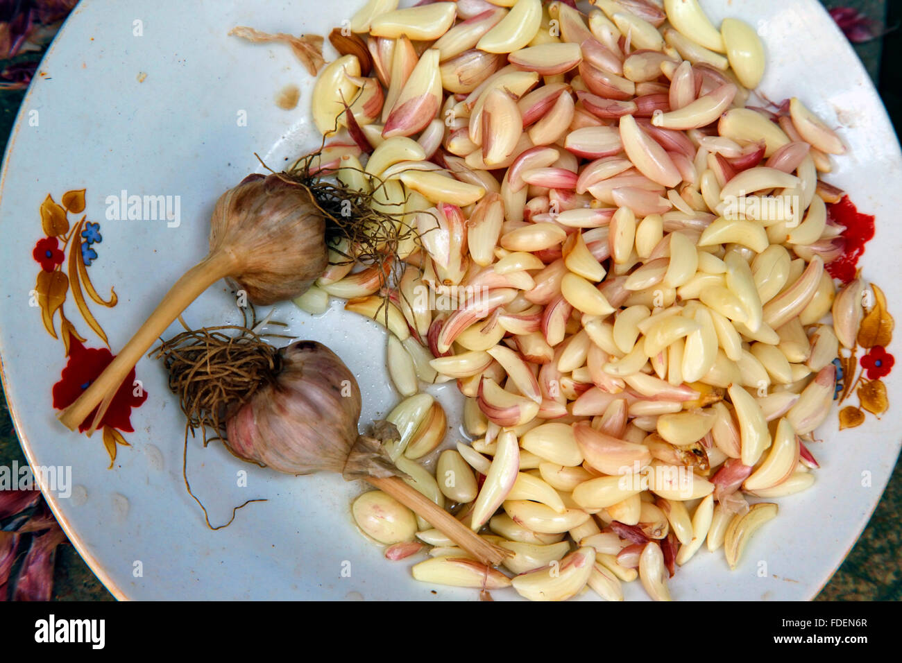 Geschälte Knoblauchzehen auf einen Teller. Zanzibar Stockfoto