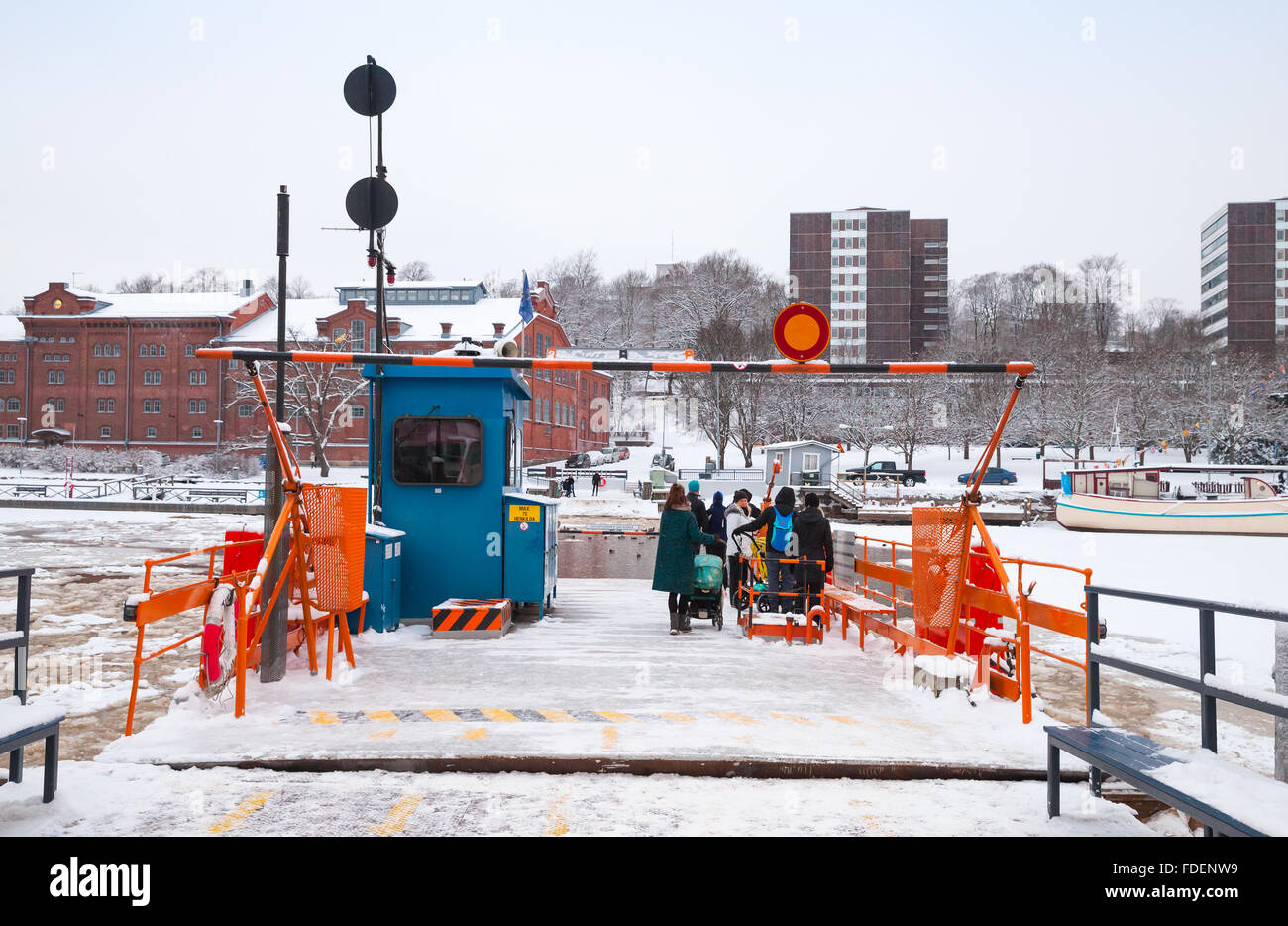 Turku, Finnland - 17. Januar 2016: Gewöhnliche Passagiere auf Kleinstadt Boot Fori, wenig befahrenen Fähre laden Stockfoto