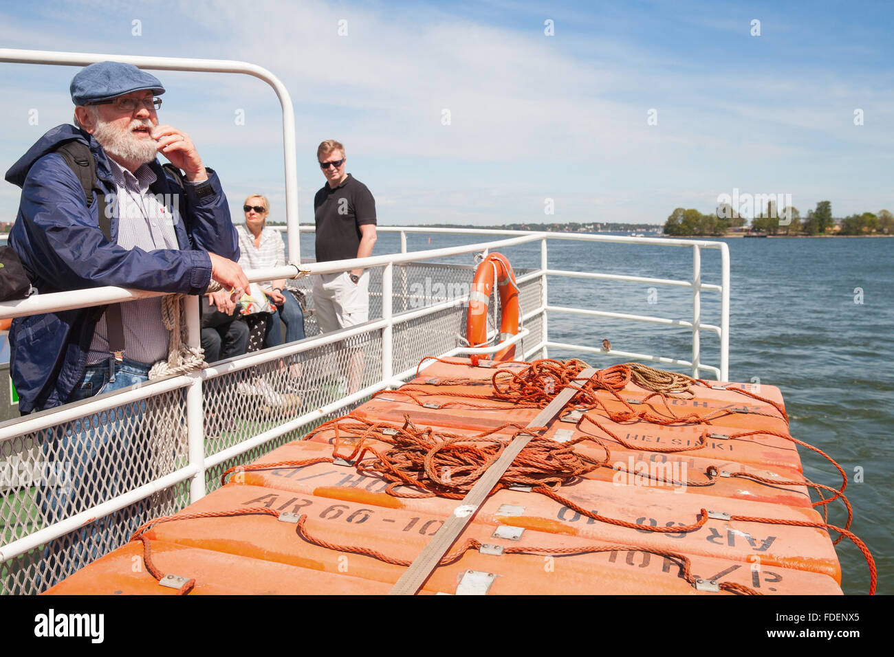 Helsinki, Finnland - 13. Juni 2015: Passagiere in der Nähe von Rettungsgeräte auf Suokki Schiff. Diese Fähre fährt von Helsinki Stockfoto