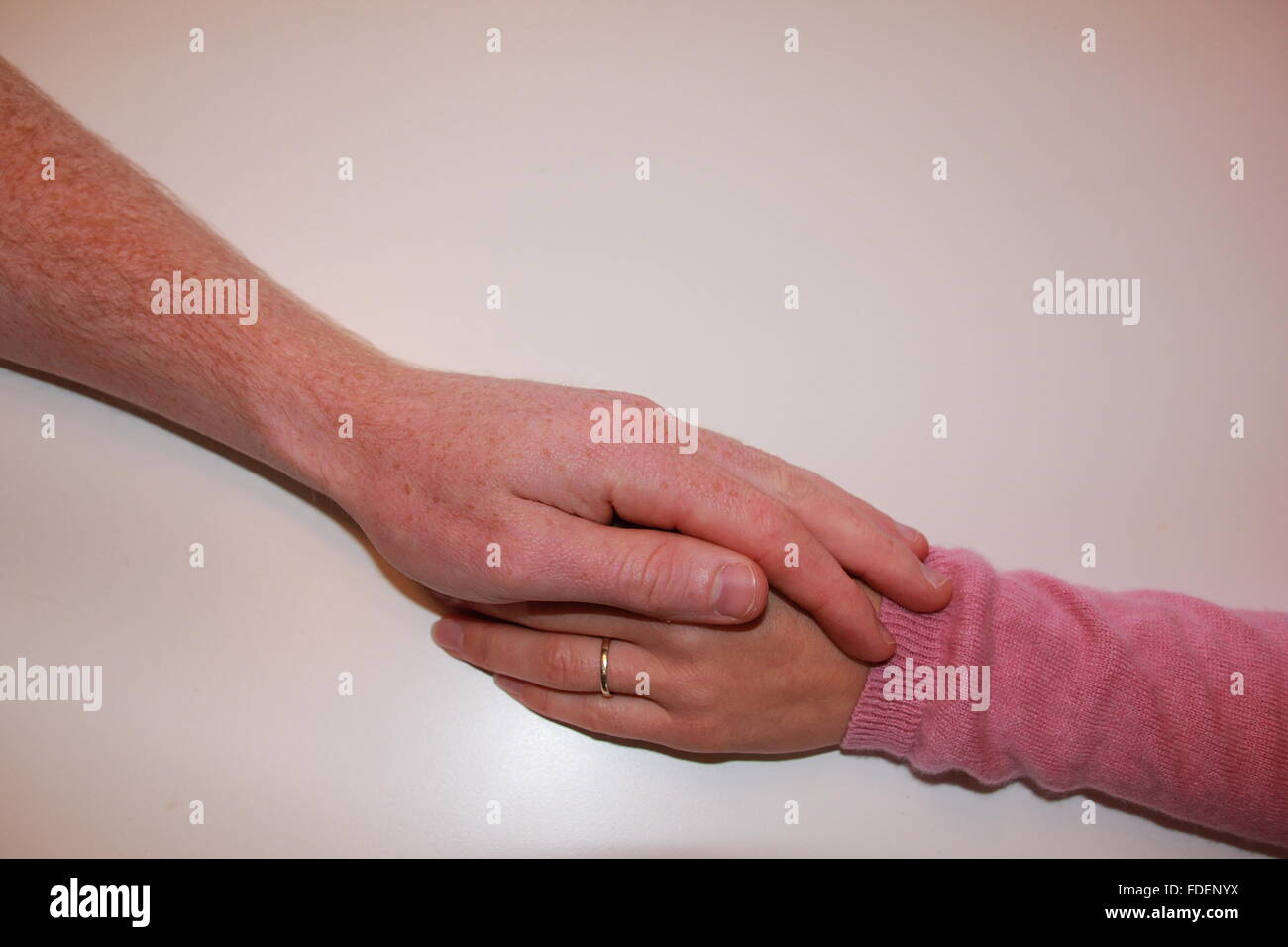 paar hält Hände Stockfoto