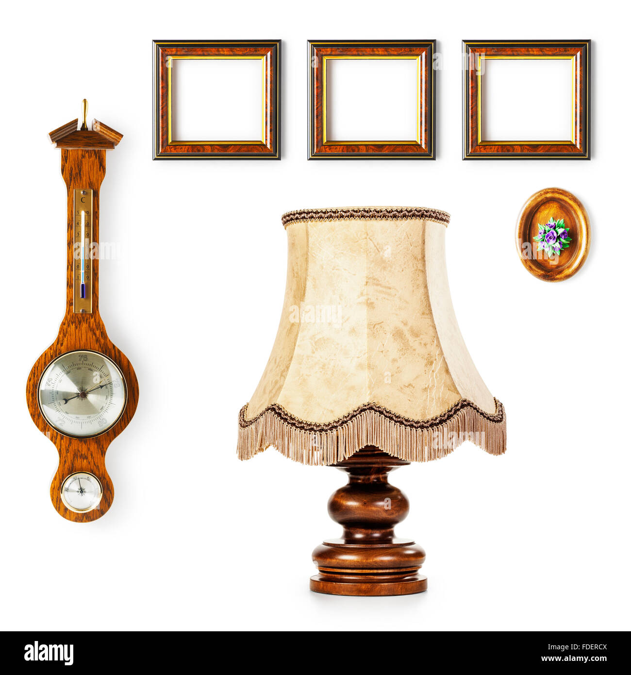 Vintage Tischlampe, Barometer und kleinen Rahmen. Einrichtungsgegenstände Sammlung isoliert auf weißem Hintergrund. Design-Elemente Stockfoto