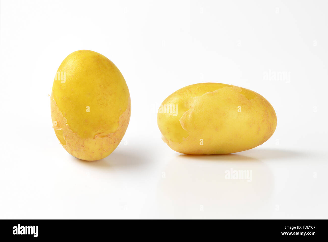 zwei Babykartoffeln auf weißem Hintergrund Stockfoto
