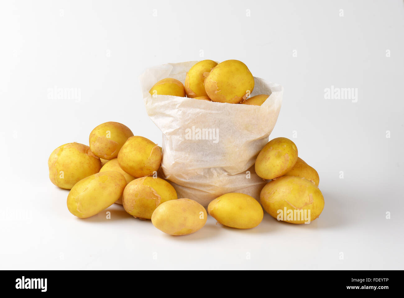 Beutel mit frischem Babykartoffeln auf weißem Hintergrund Stockfoto