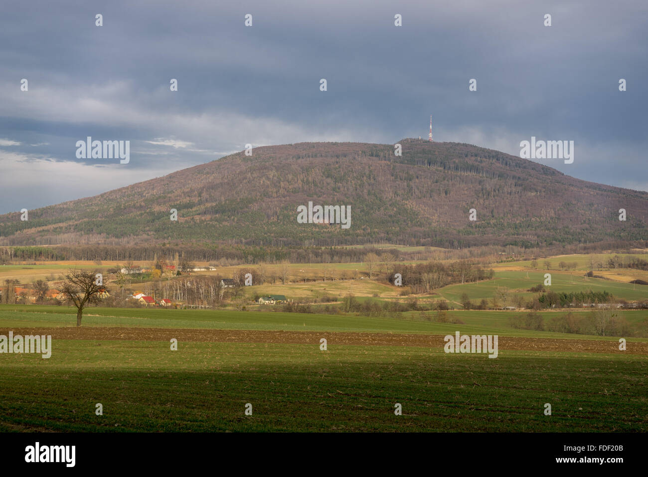 Mount Sleza und die umliegenden Felder im zeitigen Frühjahr Stockfoto