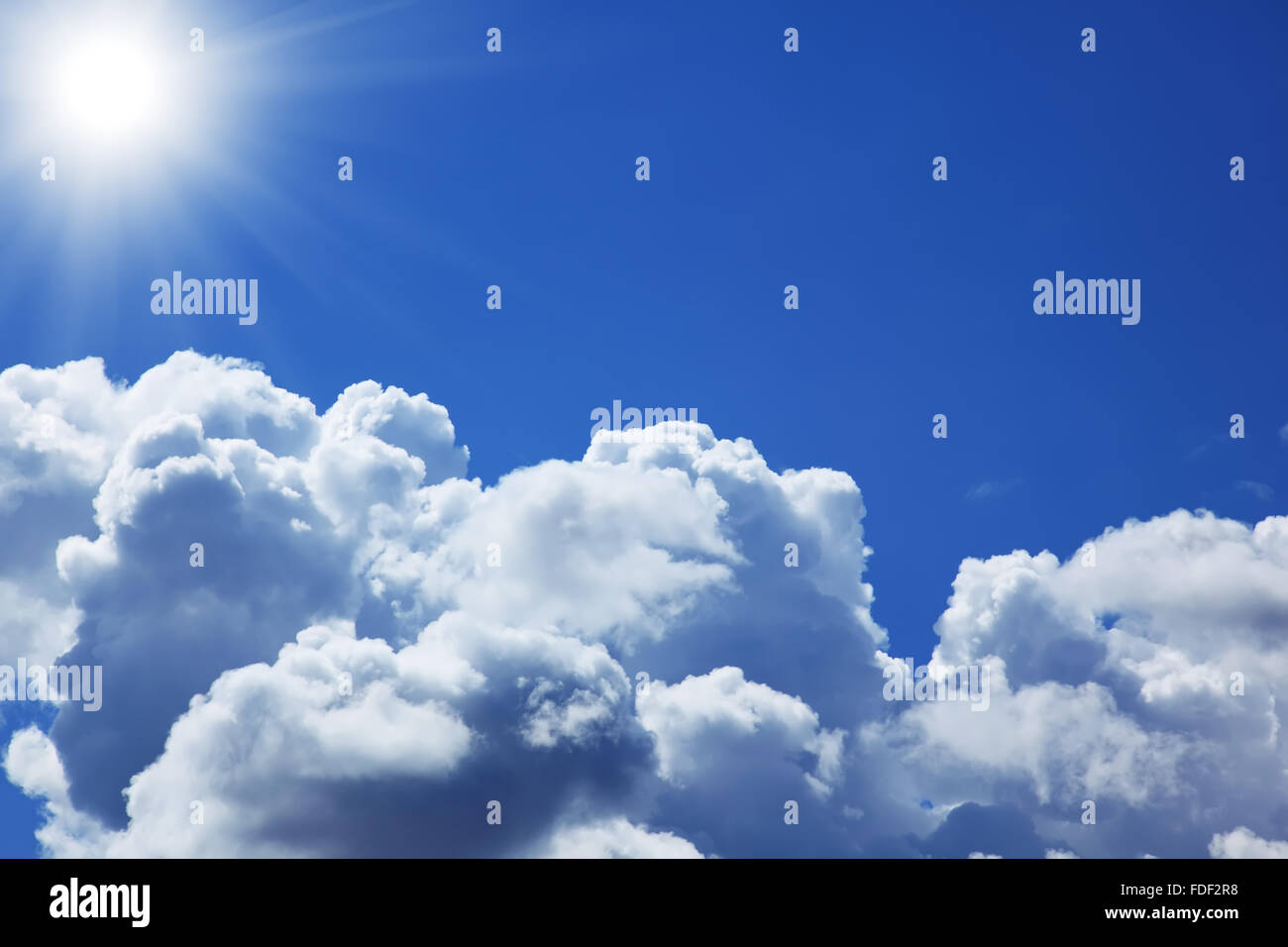 Sonnigem Himmel mit weißen Wolken. Stockfoto