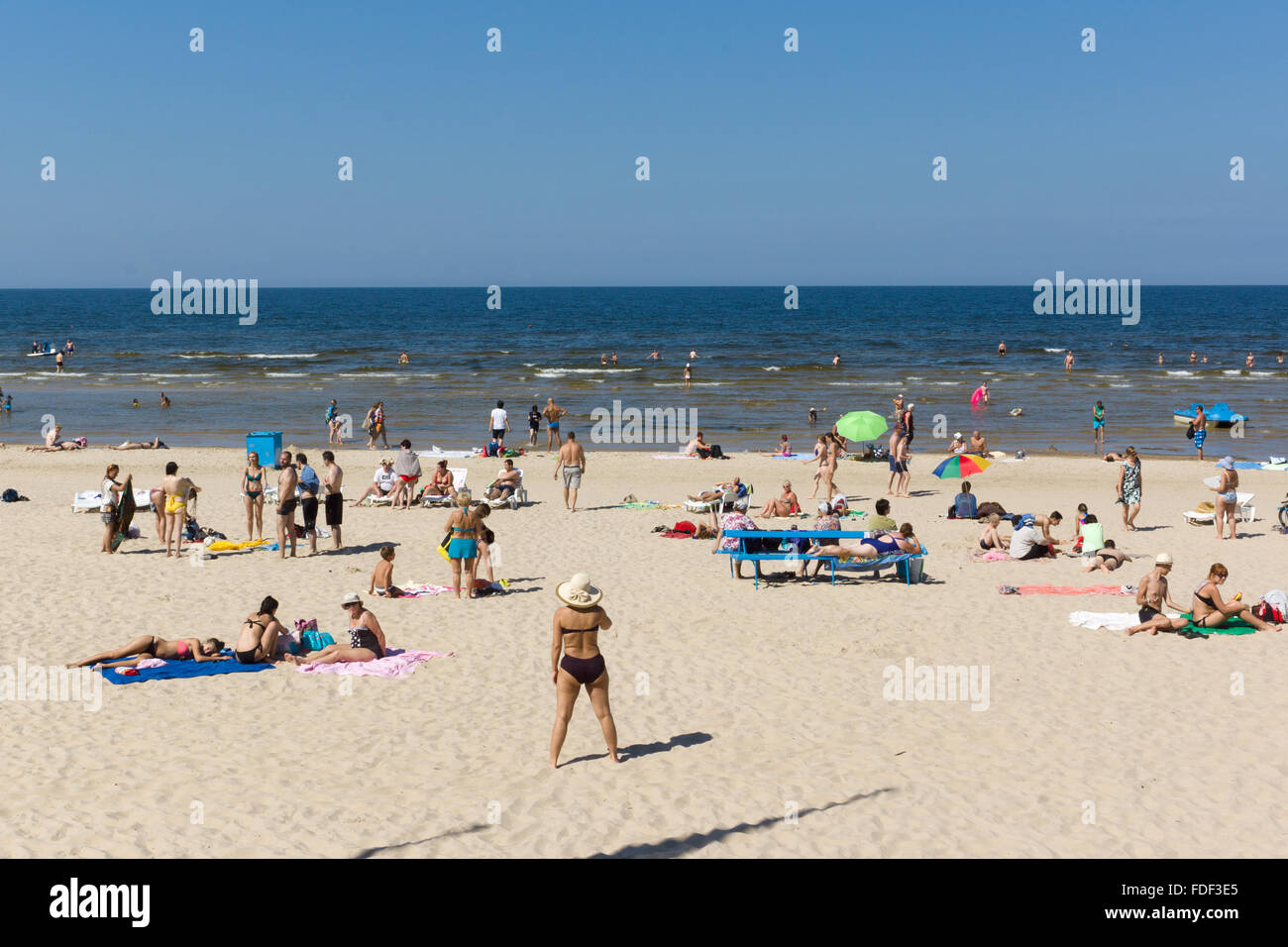 Jurmala, Lettland - 7. August 2015. Touristen in der Ostsee-Strand von Dzintari ruhen. Stockfoto
