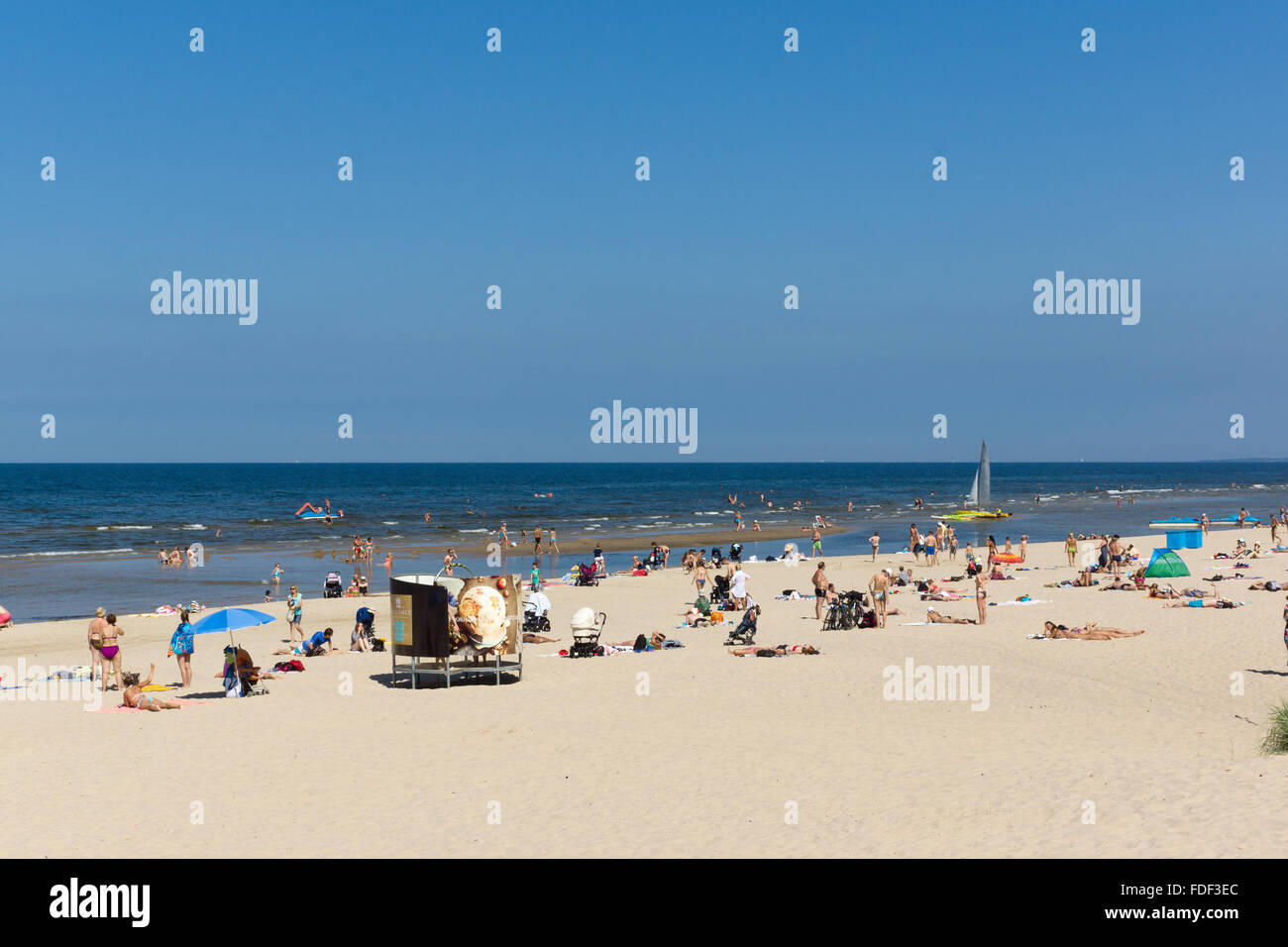 Jurmala, Lettland - 7. August 2015. Touristen in der Ostsee-Strand von Dzintari ruhen. Stockfoto