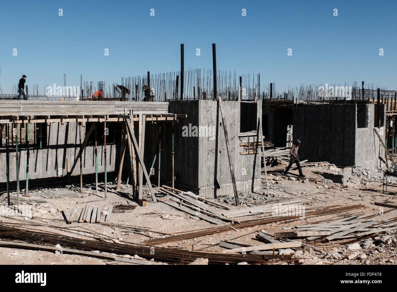 Maale Adumim, Israel. 31. Januar 2016. Bau Arbeiter Arbeit auf Wohngebäude, die zur Gründung der Nofei Adumim Nachbarschaft, eine Erweiterung zu Maale Adumim im Westjordanland, östlich von Jerusalem, mit Blick auf den Hügeln von Judäa und das Jordantal. US-Botschafter Dan Shapiro sagte "diese Regierung und früheren israelischen Regierungen immer wieder Unterstützung für eine Verhandlungslösung, die gegenseitige Anerkennung und Trennung verbunden wäre zum Ausdruck gebracht haben. Noch wird Trennung immer schwieriger, wenn Israel weiterhin Siedlungen zu erweitern". Bildnachweis: Nir Alon/Alamy Live-Nachrichten Stockfoto