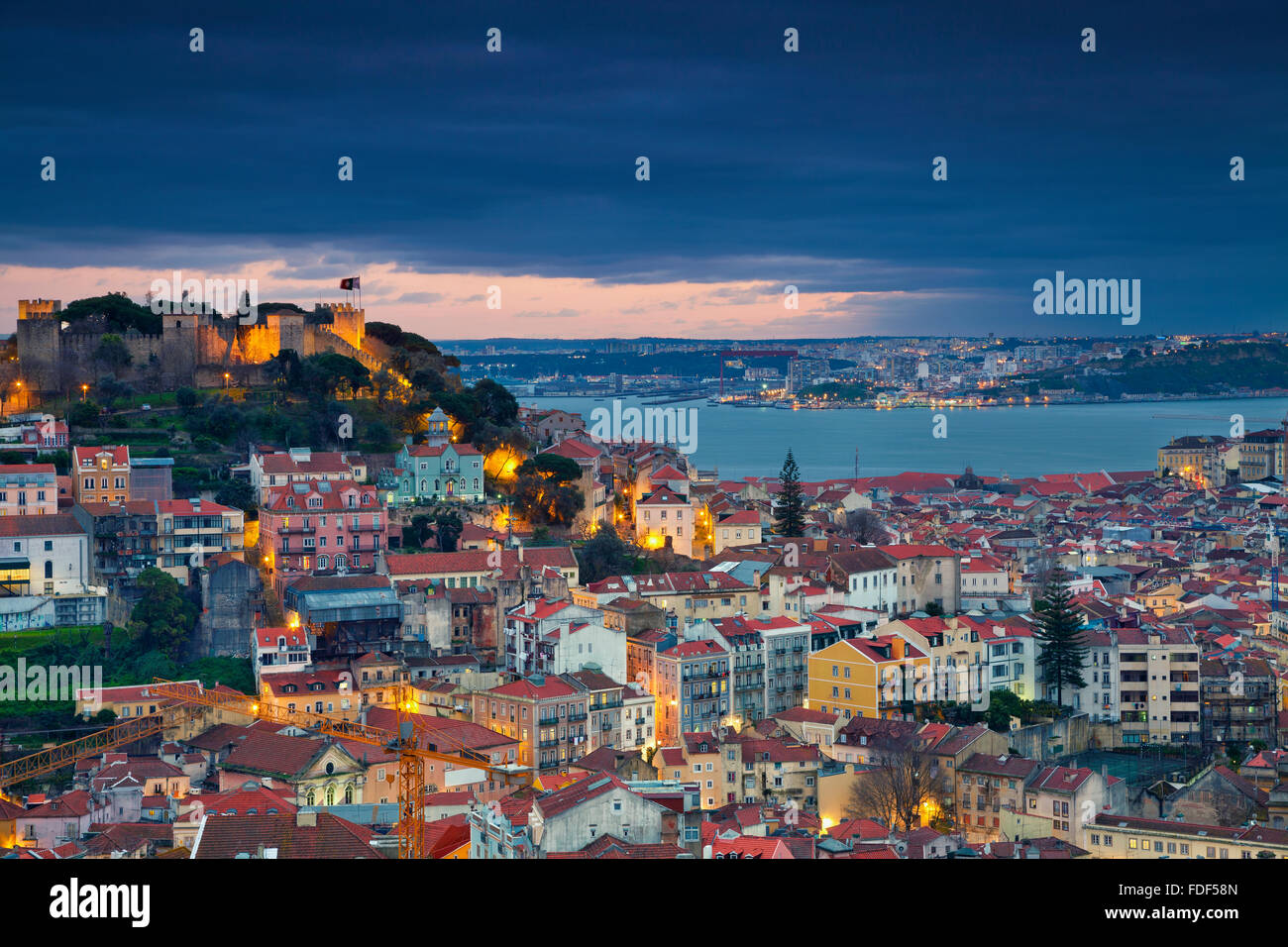 Lissabon. Bild von Lissabon während der blauen Dämmerstunde. Stockfoto