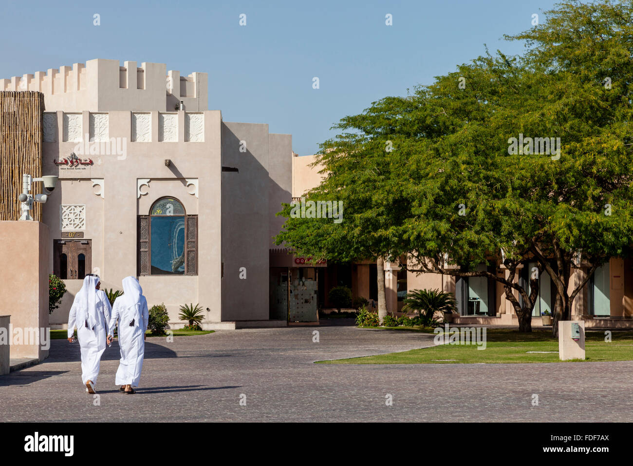 Männer In traditioneller Kleidung bei Katara Kulturdorf, Doha, Katar Stockfoto