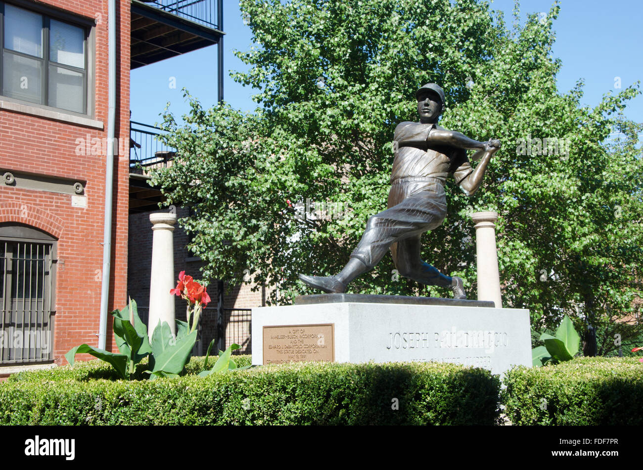 Chicago, Illinois, Vereinigte Staaten von Amerika: die Statue der Baseballspieler Joe DiMaggio (1914-1999) in Little Italy Nachbarschaft Stockfoto