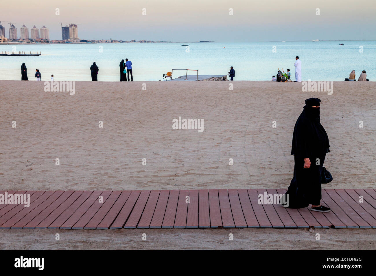 Einheimische am Strand von Katara Kulturdorf, Doha, Katar Stockfoto