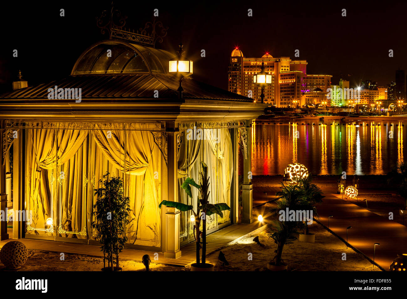 Luxus Ferienhäuser und Ansicht von West Bay, Katara Cultural Village, Doha, Katar Stockfoto