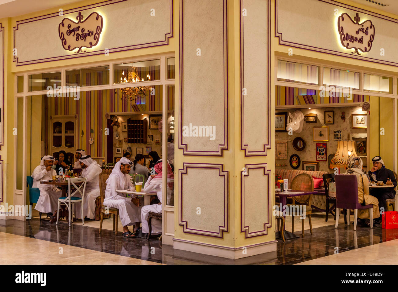 Katarische Männer und Frauen am Zucker und Spice Cafe, Lagoona Mall, Doha, Katar Stockfoto