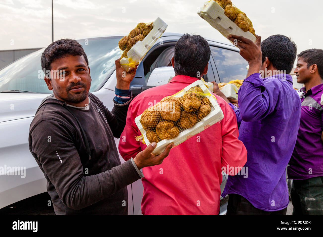 Arbeitsmigranten aus Bangladesch verkaufen importierten Trüffel an lokalen Qataris, Markthalle, Doha, Katar Stockfoto