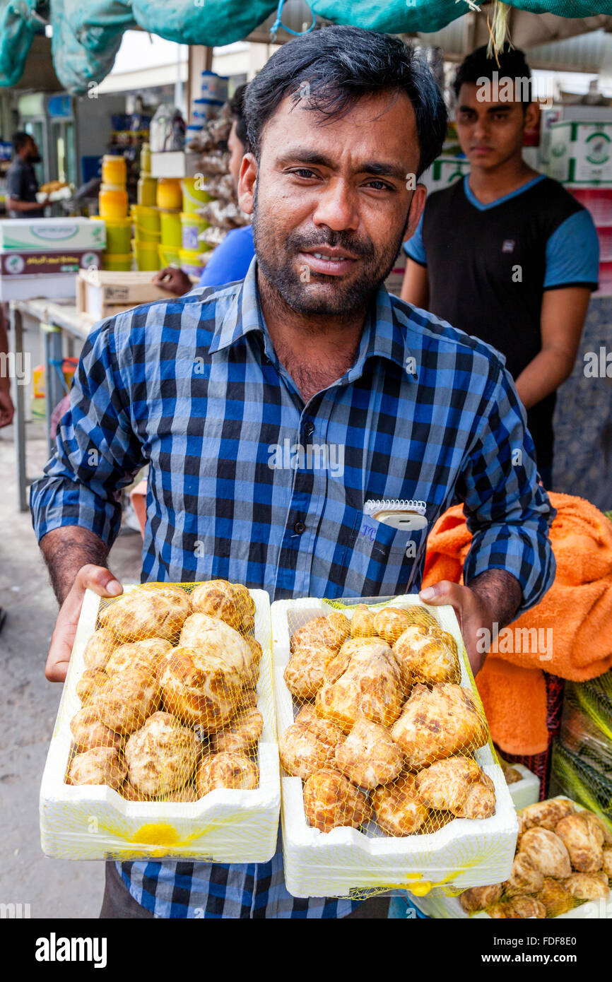 Ein Bangladeshi Wanderarbeitnehmer verkaufen importiert, Trüffel, die Markthalle, Doha, Katar Stockfoto