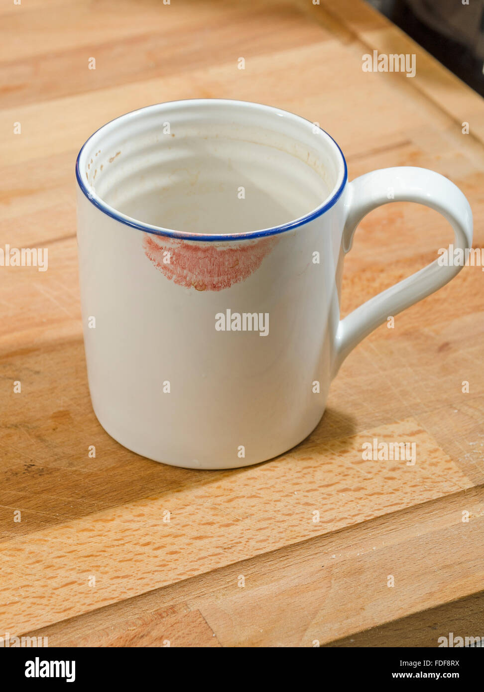 weiße Tasse mit Lippenstift mark Stockfoto