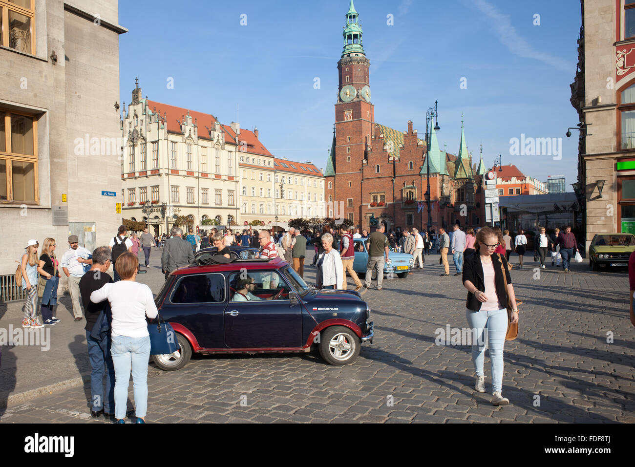 Polen, Breslau, Menschen und Vintage Mini Auto am Altstädter Ring Stockfoto