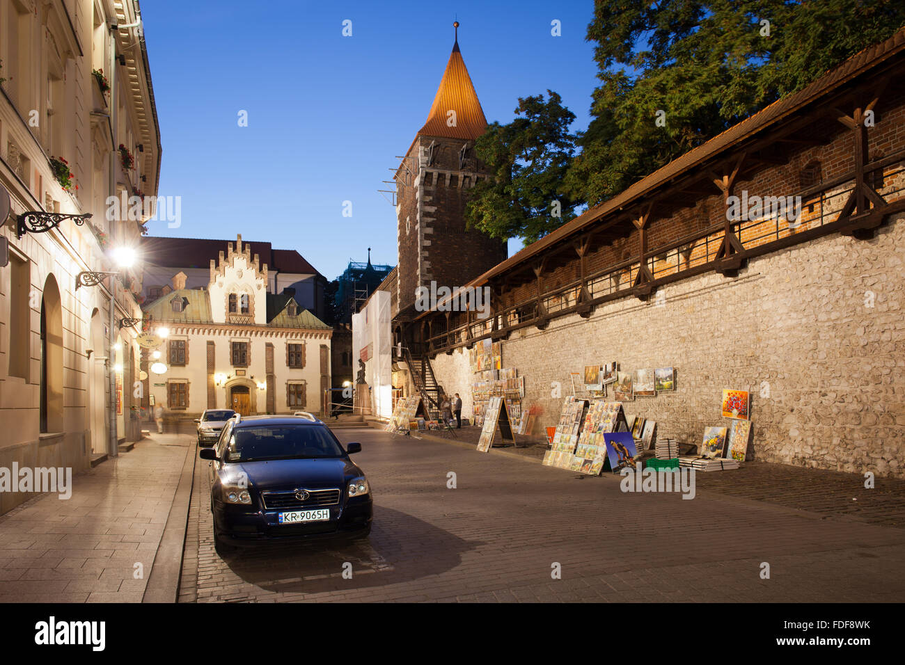 Polen, Krakau, Old Town, City Wand mittelalterlichen Stadtbefestigung mit Brama Stolarska Turm bei Nacht Stockfoto