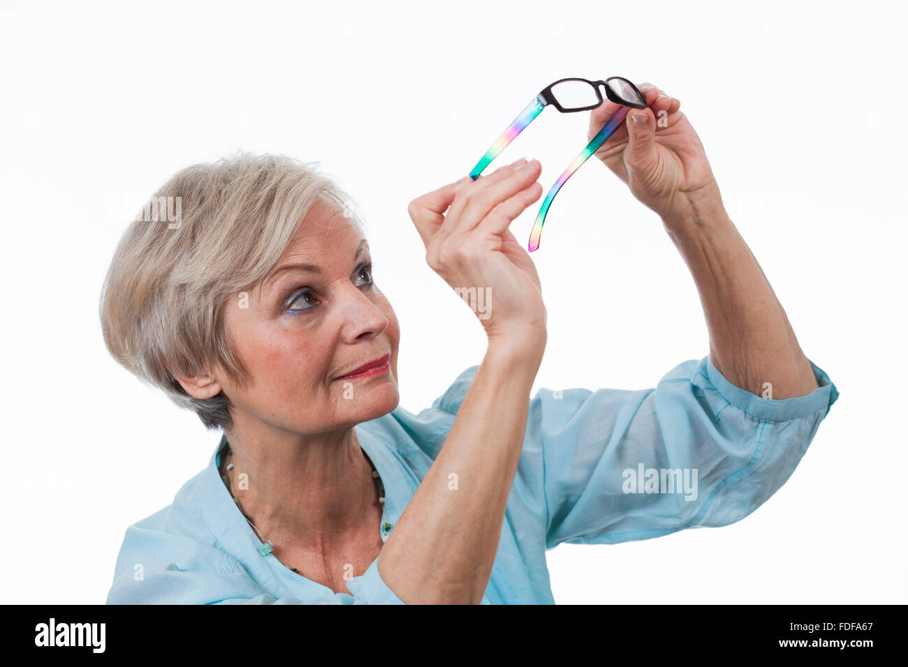 attraktive schöne senior alte Frau lächelte nachdenklich auf weißen Hintergrund isoliert Stockfoto