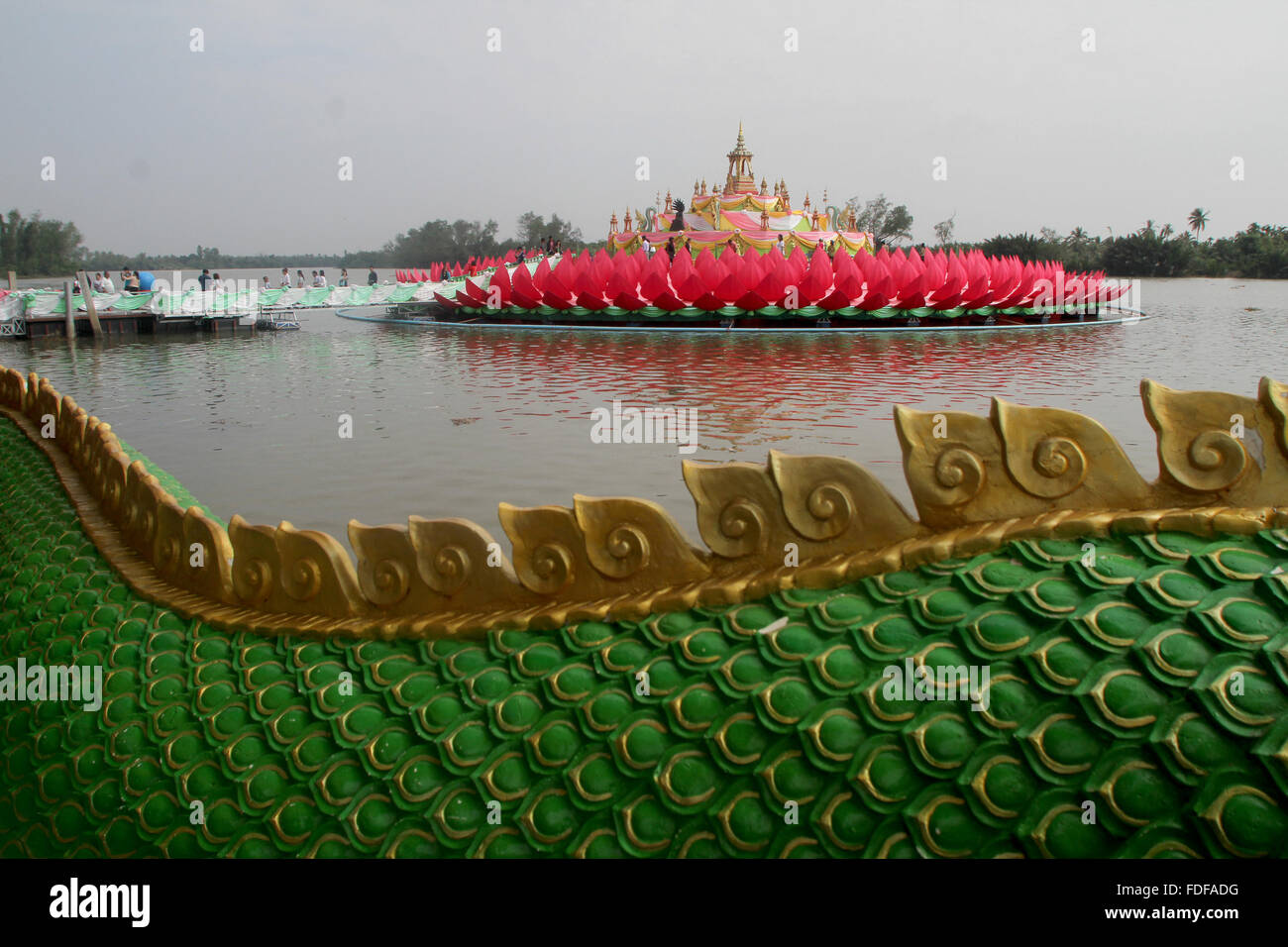 Chachoengsao, Thailand. 31. Januar 2016. Menschen betet an Pagode Midstream in Wat Saman Rattanaram, befindet sich im Waterfront Bang Pakong River in Bang Kaeo, Muang Bezirk. Bildnachweis: Vichan Poti/Pacific Press/Alamy Live-Nachrichten Stockfoto