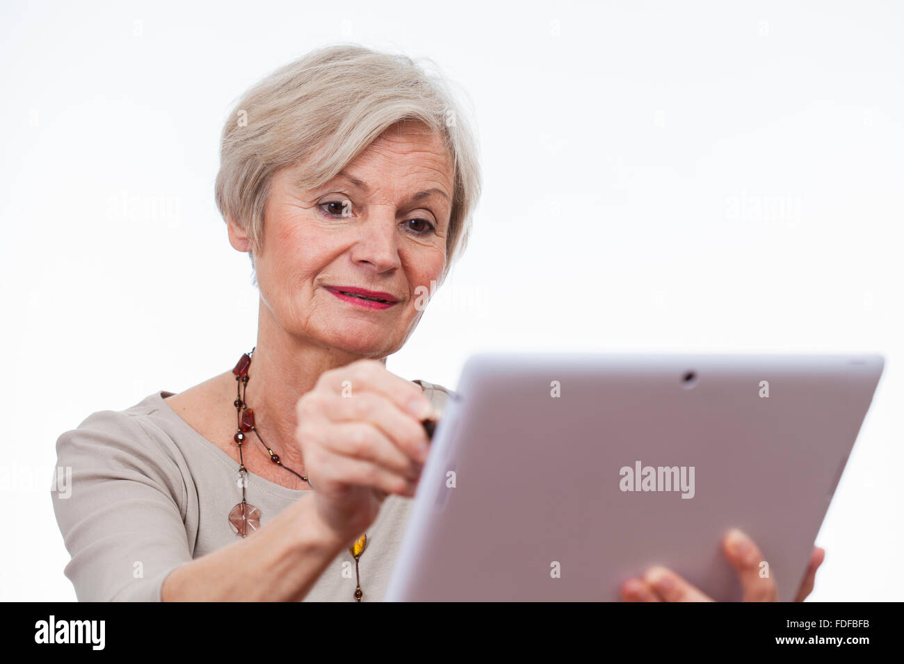 senior alte Tablet zum Surfen mit Internet Stockfoto