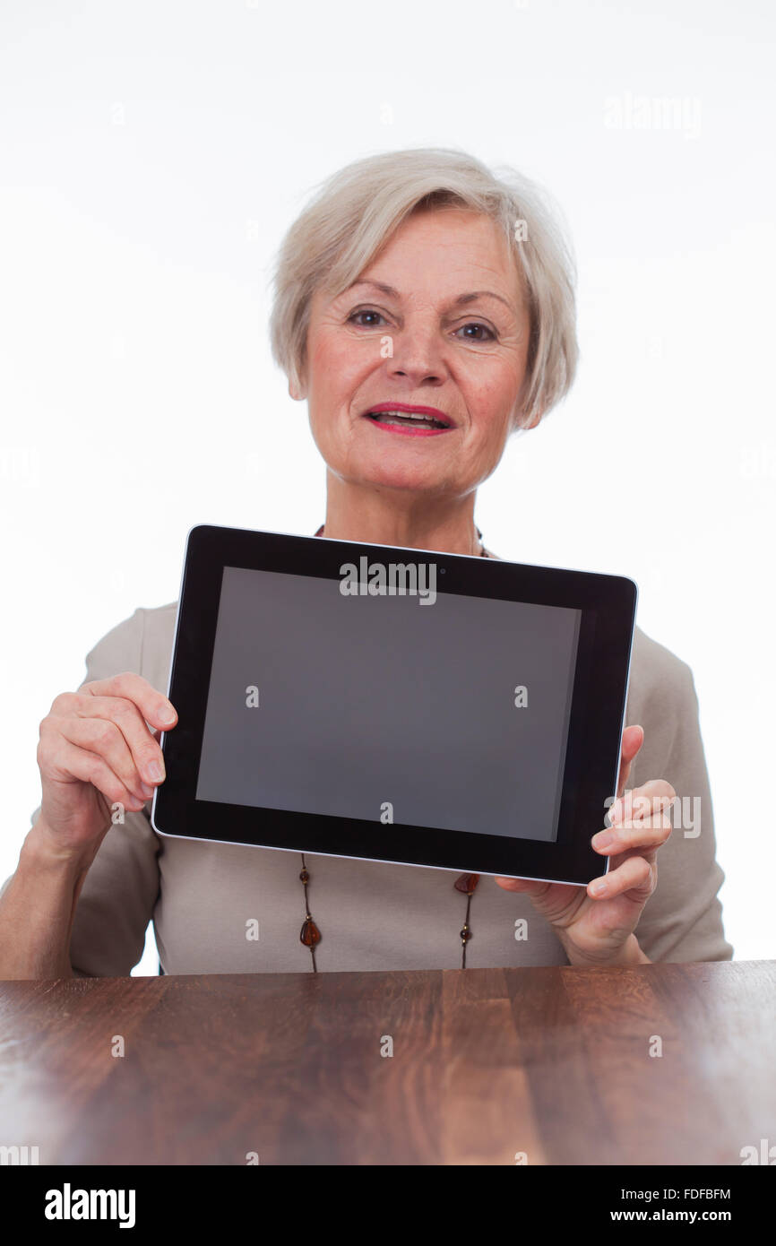 glückliche alte senior Frau mit Tablet für Werbung lächelnd Stockfoto