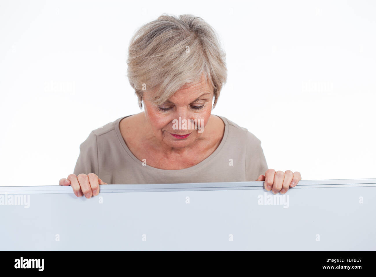 schöne glücklich lächelnde ältere Frauen Führungspositionen mit Schild mit Text Platz für Werbung Stockfoto