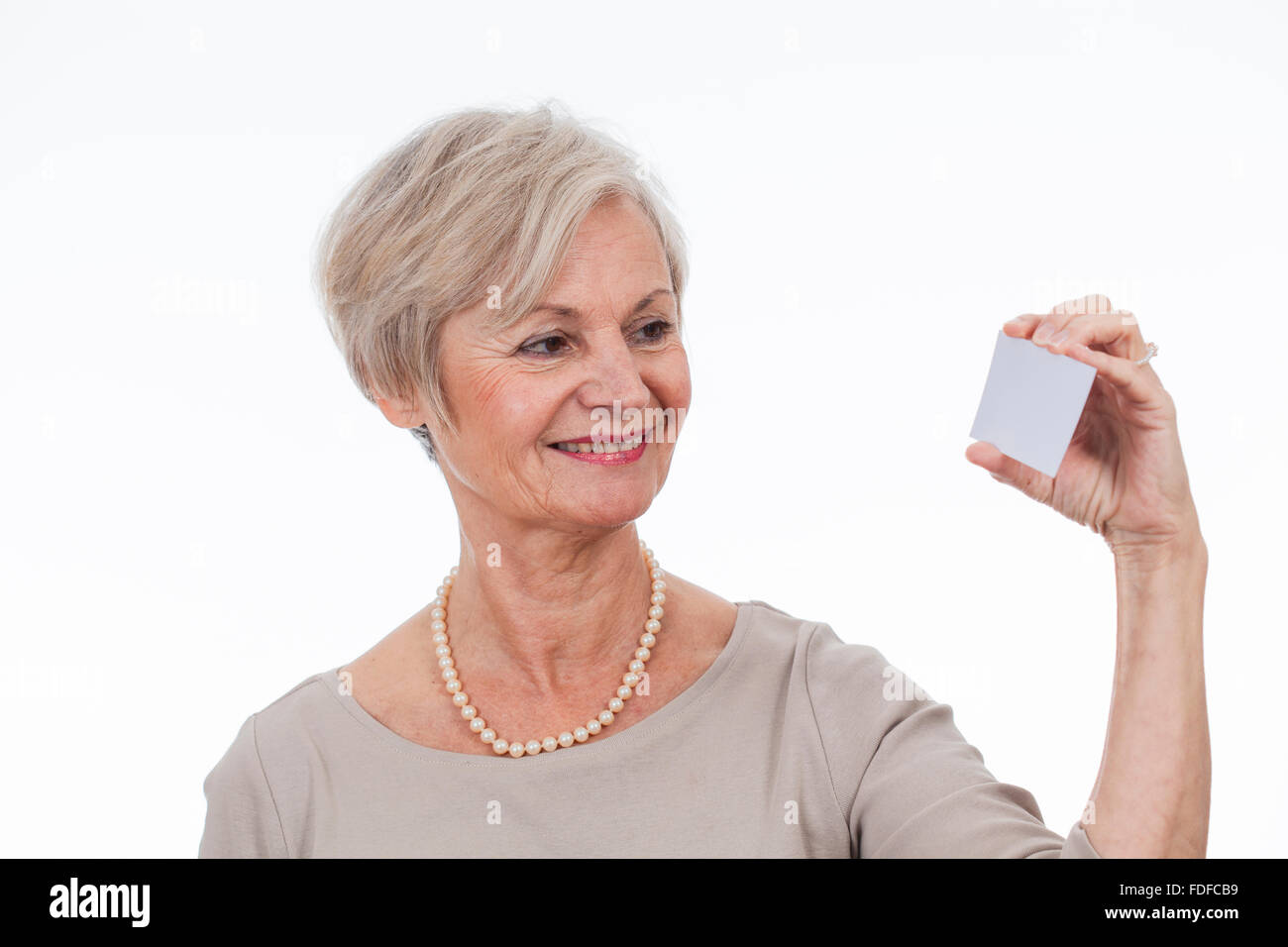 schöne glücklich lächelnde ältere Frauen Führungspositionen mit Schild mit Text Platz für Werbung Stockfoto