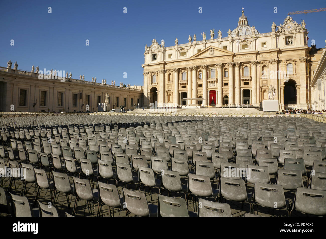 Leere Sitzplätze in der Piazza San Pietro vor der Basilica di San Pietro (St. Peter), Vatikanstadt, Rom, Italien. Stockfoto