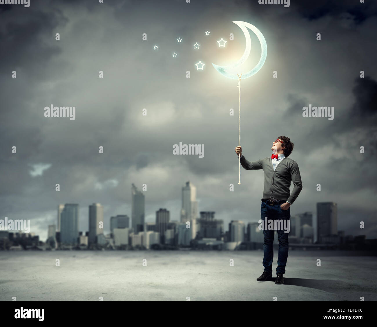 Junger Mann und das Mondsymbol gegen verschmutztes und zerstörten Landschaft Stockfoto