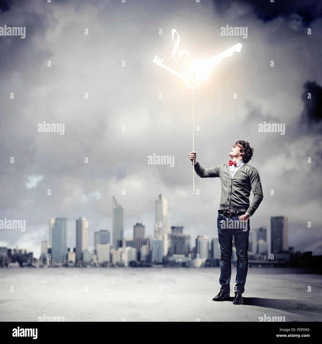 Junger Mann mit Noten gegen verschmutztes und zerstörten Landschaft Stockfoto