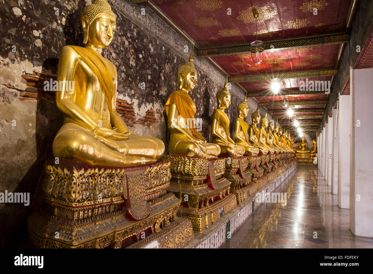 Goldene Buddha Statuen, Wat Suthat, Bangkok, Thailand, Südostasien Stockfoto