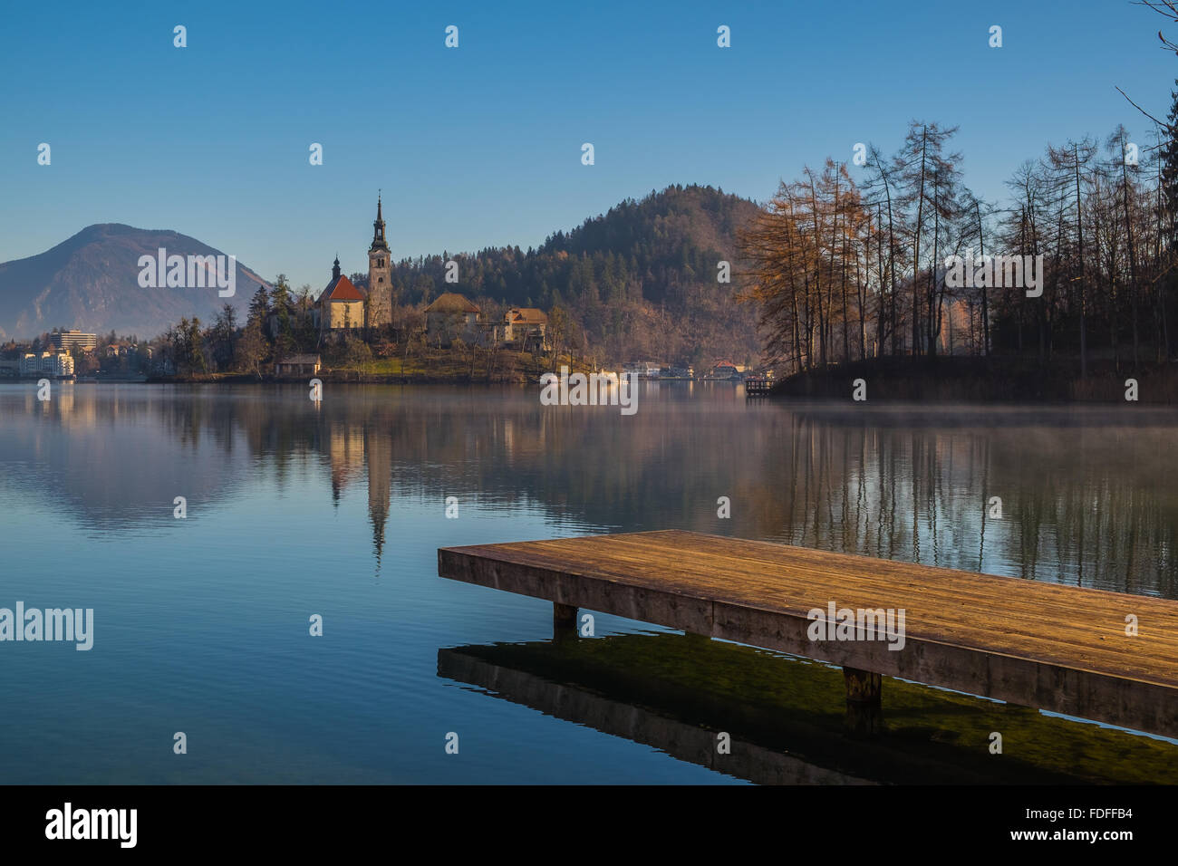 Eine hölzerne Dock, Pier, an einem See Stockfoto