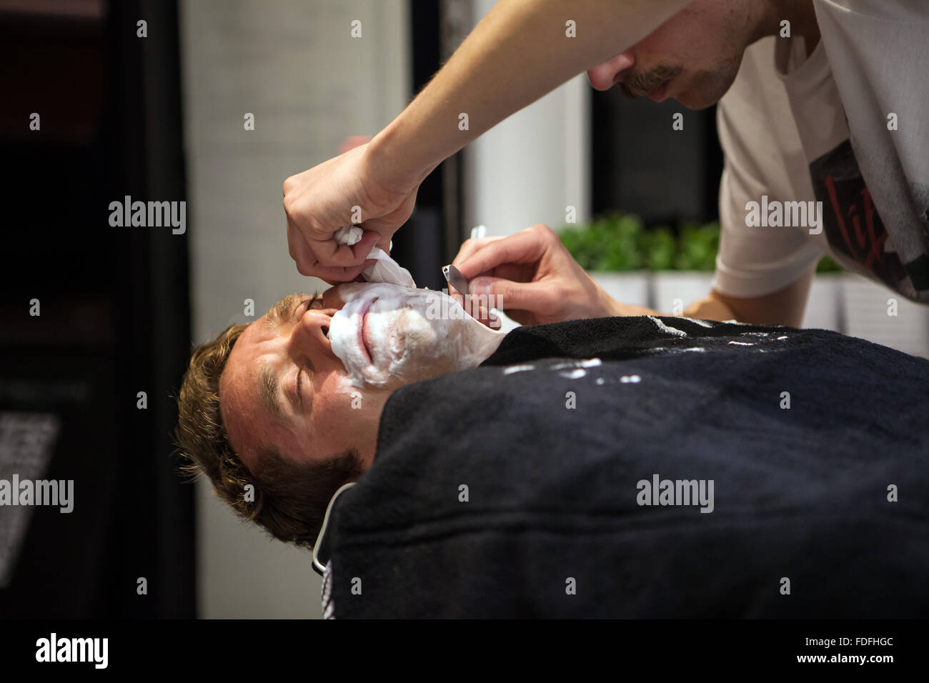 Dass eine Rasur am Cut-Throat London Friseur und Salon, Peckham, London Stockfoto