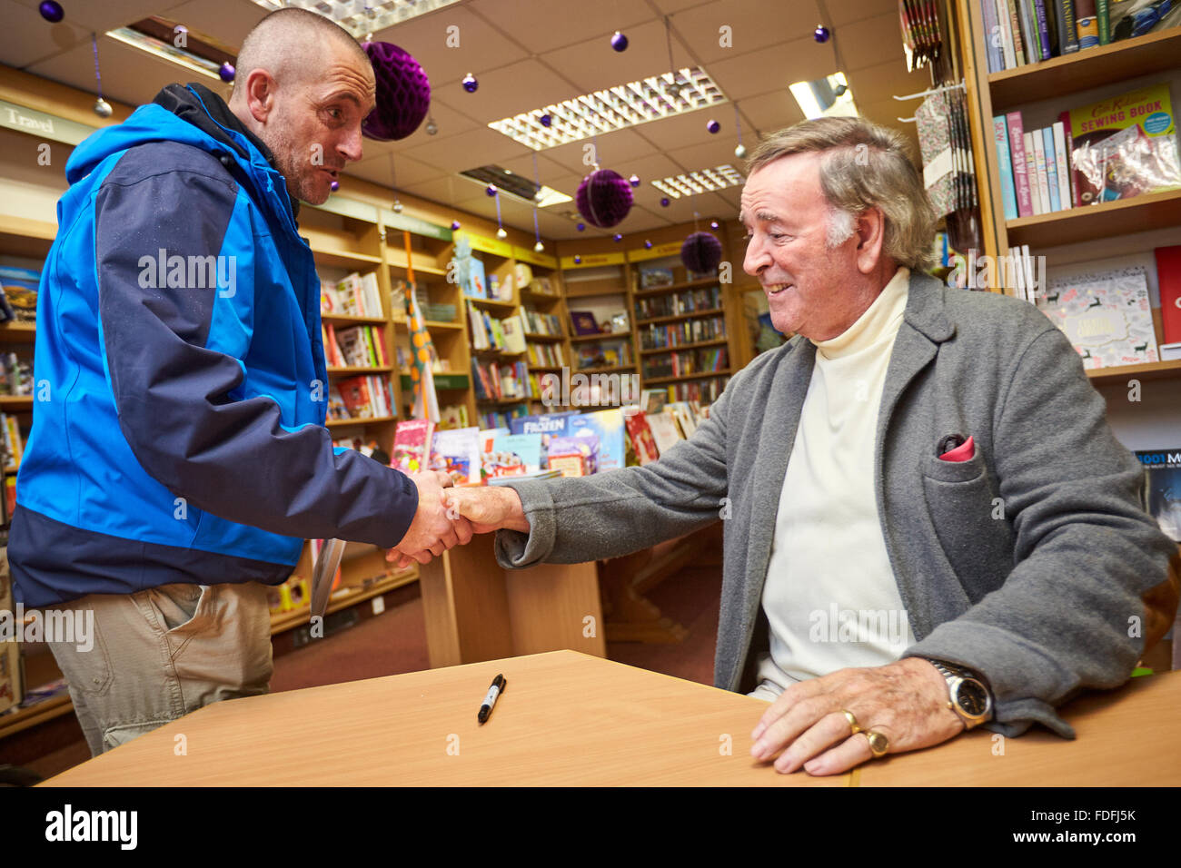 Sir Terry Wogan bei einer Signierstunde in Abingdon mit einem Ventilator Stockfoto