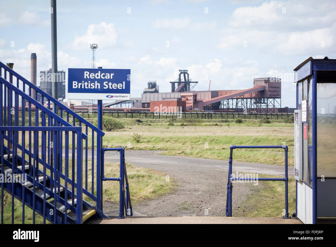 Bahnhof in Redcar British Steel mit Hochofen im Hintergrund. Redcar, England, UK. Die am wenigsten genutzte Station in Großbritannien 2017-18 Stockfoto