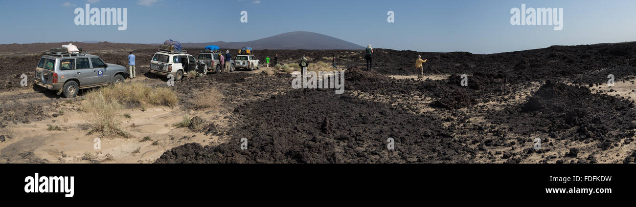 Auf halbem Wege gezackten schwarzen Basalt-Lava-Felder in der Nähe von Erta Ale, in einem Ring von anderen Vulkanen in der Afar-Region von Äthiopien beenden vier Landcruiser. Stockfoto