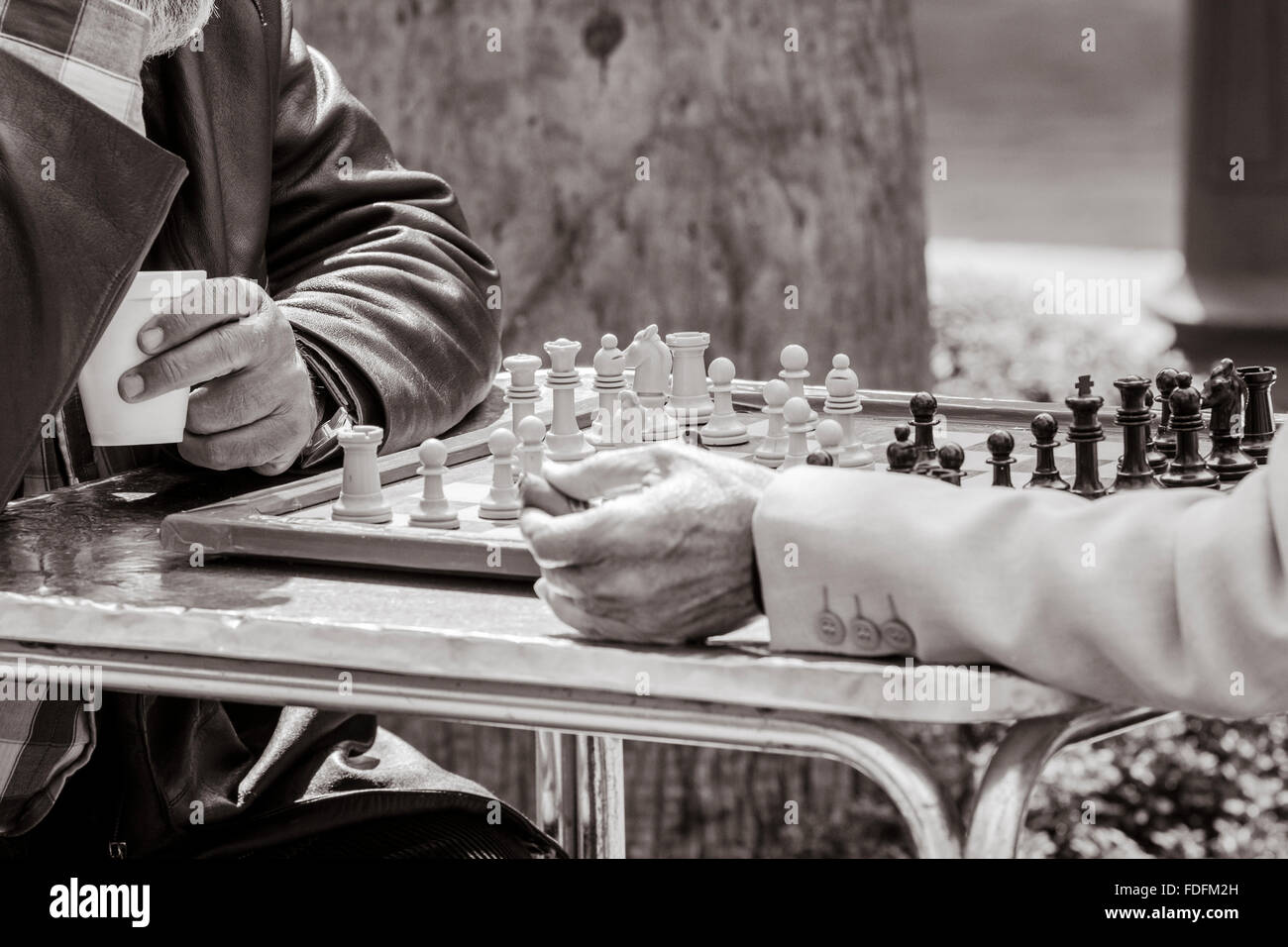 Zwei Männer spielen Schach im Freien in Spanien Stockfoto