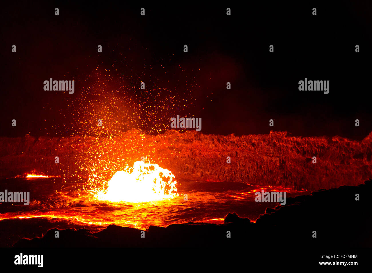 Lava-Bläschen platzen auf der Oberfläche des Lavasees Erta Ale, Äthiopien Stockfoto