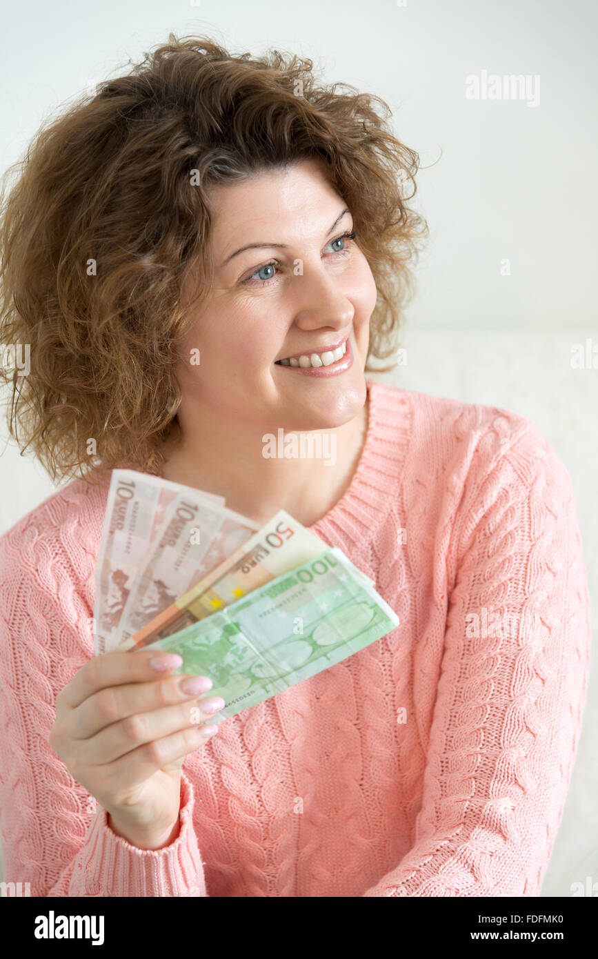 Erwachsene Frau Holding europäisches Geld Stockfoto