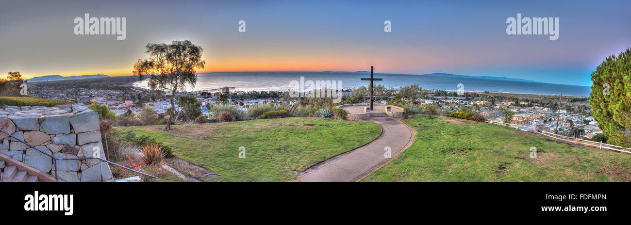 Christliches Kreuz mit herrlichem Panoramablick Ventura Horizont im Hintergrund. Stockfoto