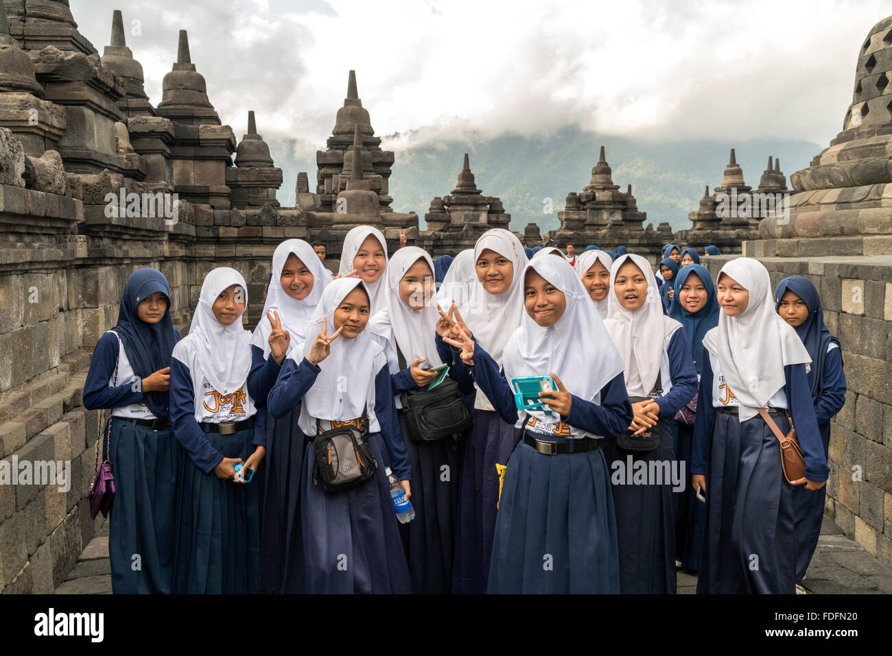 Muslimische Schulmädchen in Uniform mit Kopftuch, buddhistische Tempel Komplex Borobudur, Yogyakarta, Java, Indonesien, Asien Stockfoto