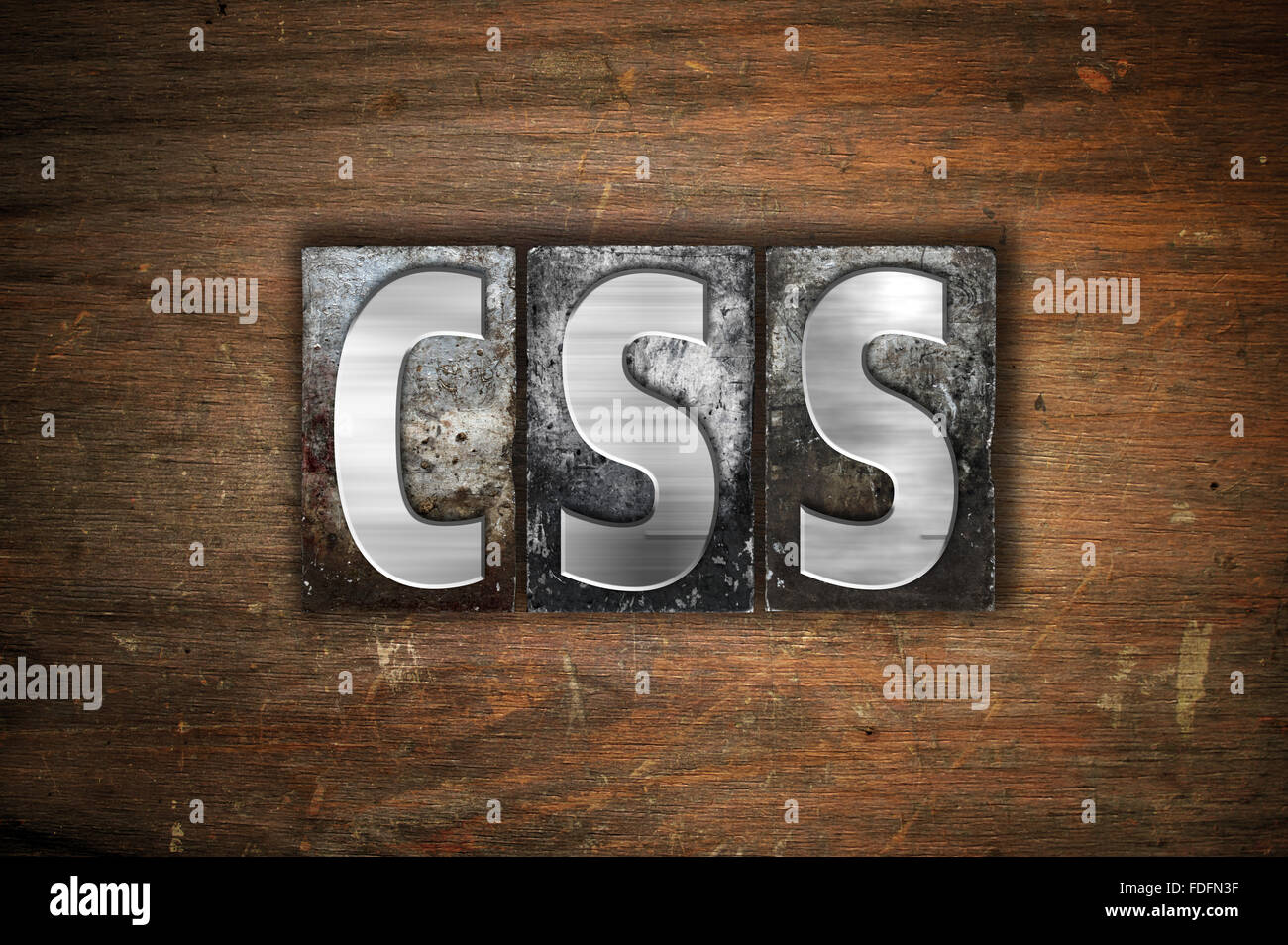 Das Wort "CSS" in Vintage Metall Buchdruck Typ auf einem alten hölzernen Hintergrund geschrieben. Stockfoto