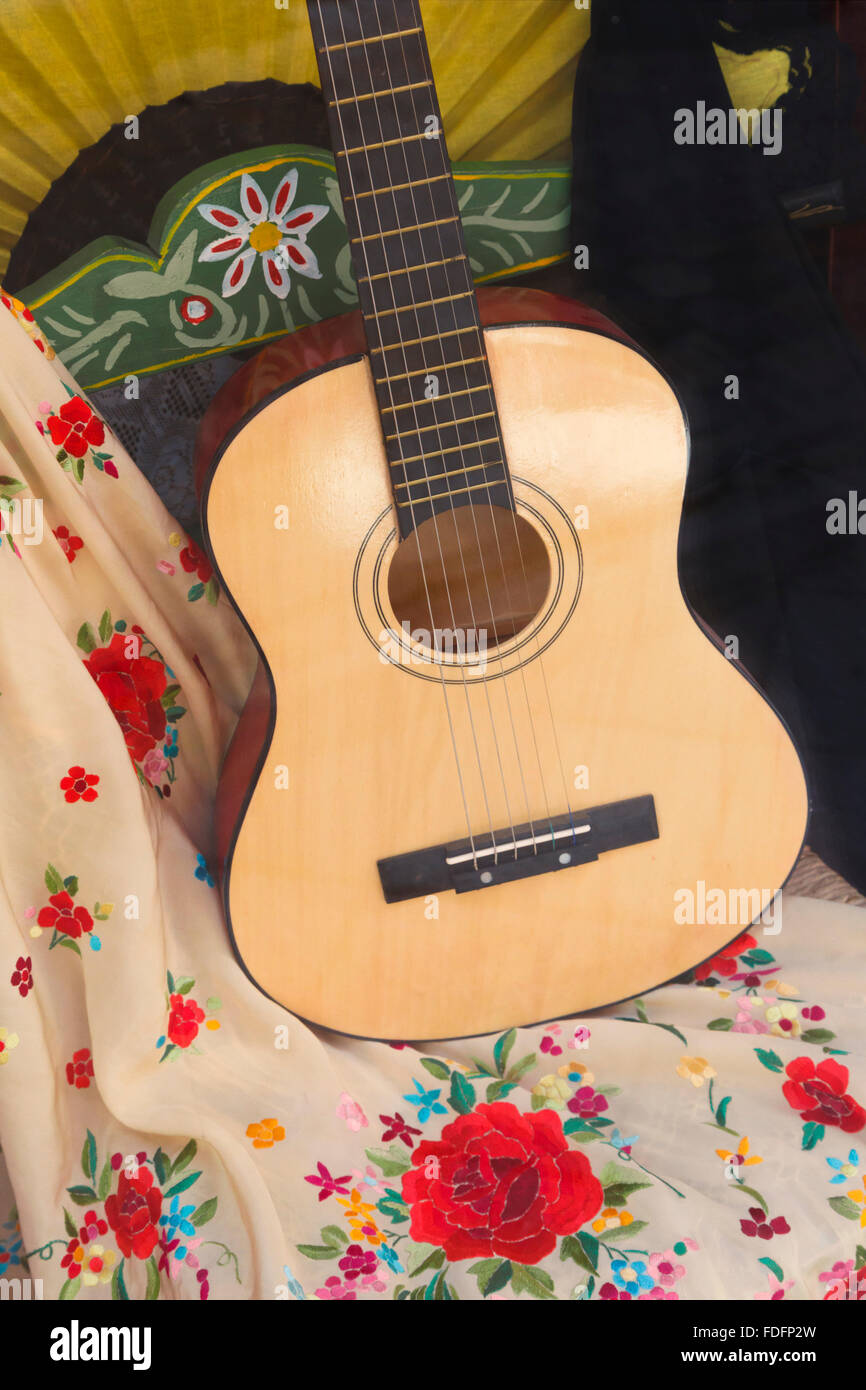 Spanischer Gitarre ruhen auf Seite lackiert Stuhl und spanische Schal.  Andalusien, Südspanien. Stockfoto