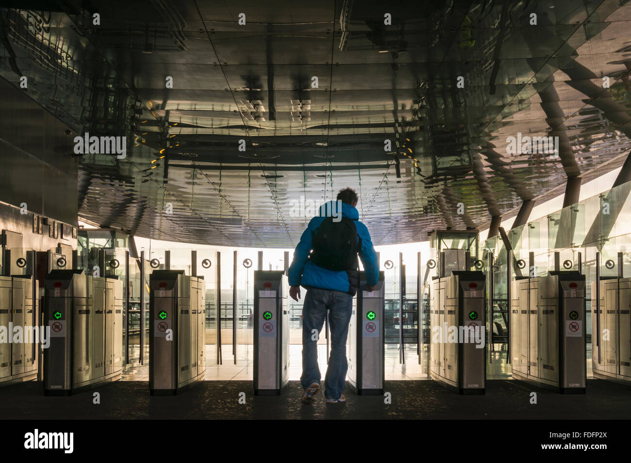 Passenger Ticket am Automat am Bahnhof einfügen. Stockfoto